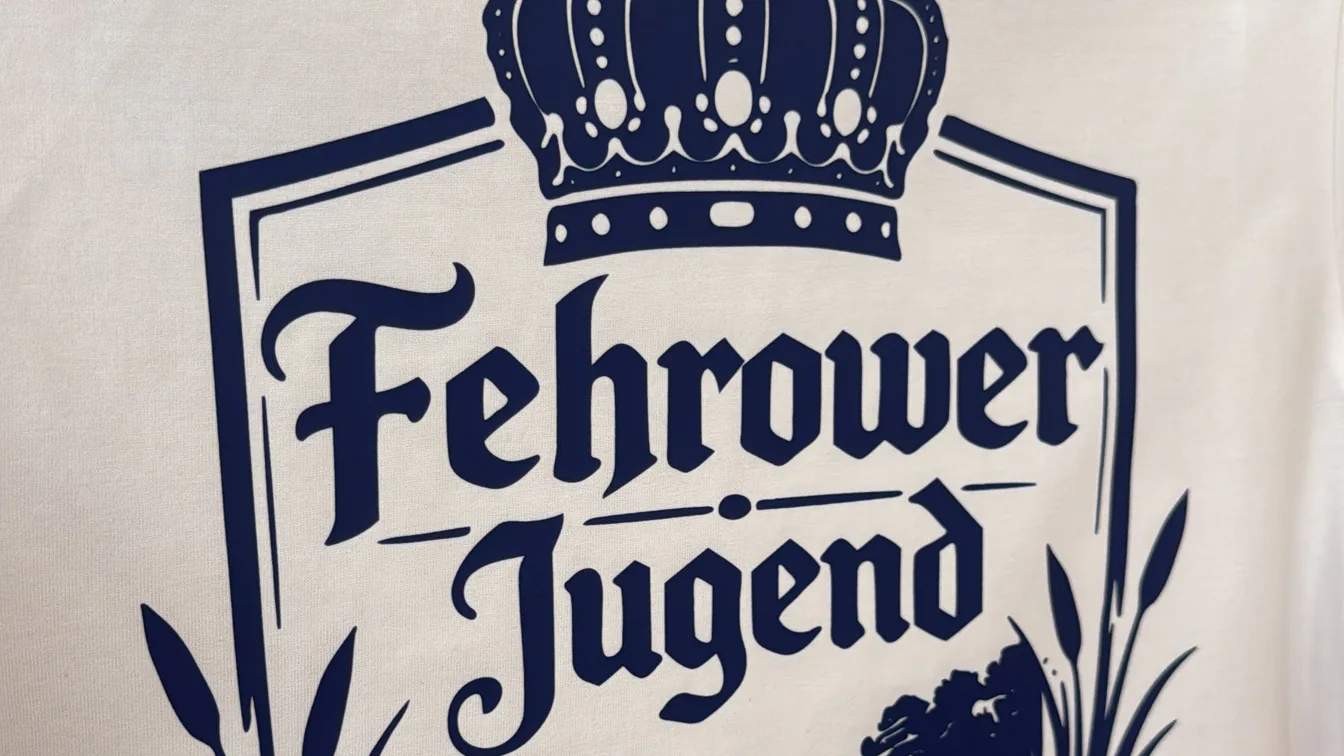 Detail eines dunkelblauen einfarbigen Textildrucks für die Fehrower Jugend